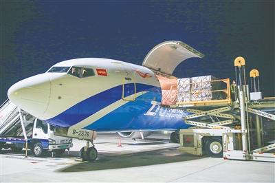 “新加坡—三亞”國際航空貨運航線通航 10噸免稅商品運抵鹿城